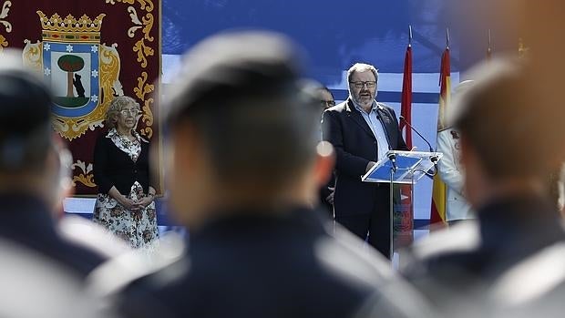 Carmena y Barbero, en junio, frente a las UCS de la Policía Municipal