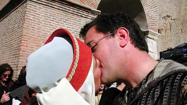 Una pareja se da un beso