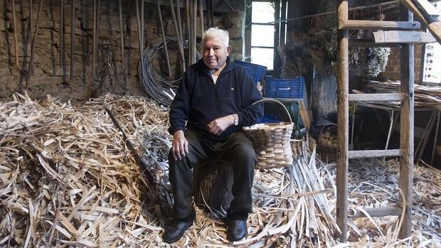 Avelino García, el último «cesteiro» de la Ribeira Sacra, en su taller de A Sariña días antes de morir