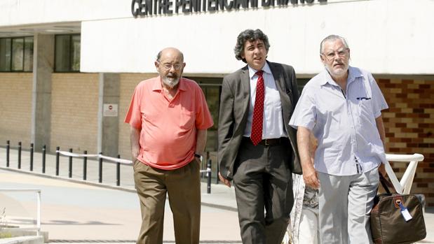 Millet y Montull, junto a su abogado, en el centro, a su salida de la prisión de Brians 2