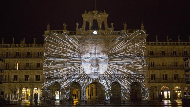 Ensayos de las diversas obras que se proyectarán en el Festival de luz y vanguardias en varios edificios históricos de Salamanca