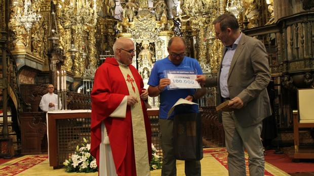 El deán de la Catdral de Santiago y el gerente del Xacobeo, junto al peregrino 100.000