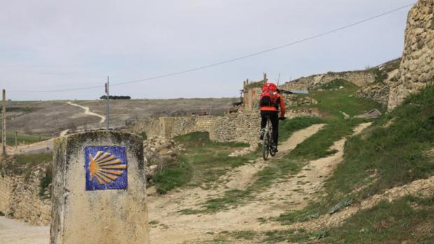 Un ciclista recorre el Camino de Santiago