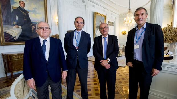 De izquierda a derecha: Eduardo Serra, Emilio Lamo de Espinosa, Benigno Pendás y Juan José Laborda