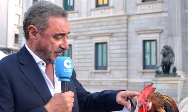 Carlos Herrera, junto al gallo Filipo, a las puertas del Congreso