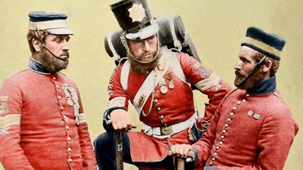 Militares británicos en la guerra de Crimea, en Siglo XIX, con el color rojo que se obtenía de la cochinilla