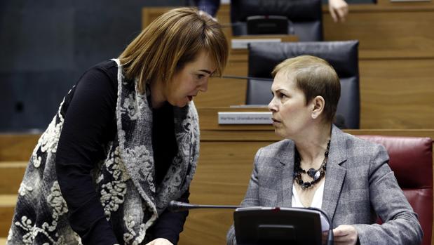La presidenta del Gobierno de Navarra, Uxue Barkos (derecha), y la del Parlamento, Ainhoa Aznarez