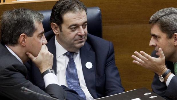 Ricardo Costa y Vicente Rambla, flanqueando a Gerardo Camps en las Cortes Valencianas