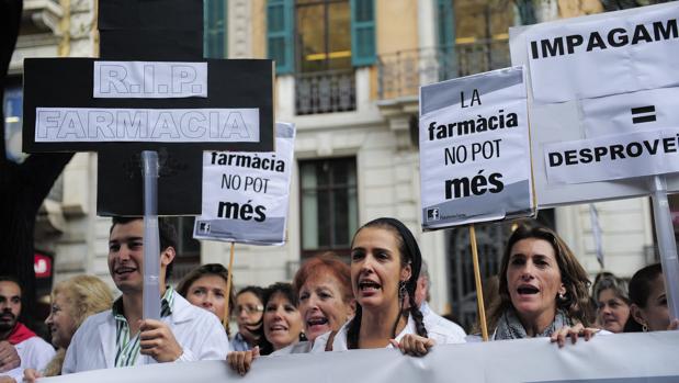Los farmacéuticos salieron a manifestarse contra los impagos