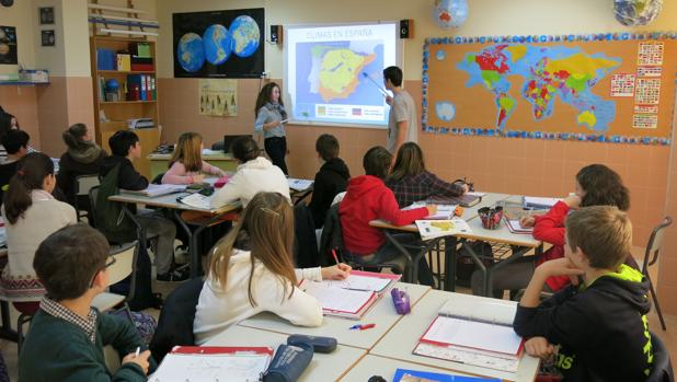 La institución utiliza mecanismos como el aprendizaje basado en problemas o proyectos