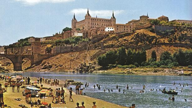 La «playa» de Safont, con el Alcázar al fondo, era uno de los lugares tradicionales de baño