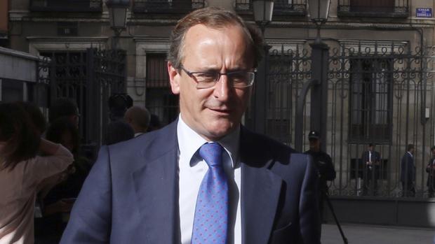 El ex ministro de Sanidad Alfonso Alonso, a su llegada el jueves a la sesión de investidura