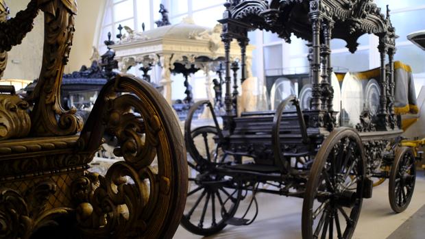 Varios carruajes olvidados en el antiguo depósito de cadáveres