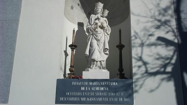 La imagen de La Almudena que se encuentra en el hueco de la muralla donde supuestamente fue encontrada