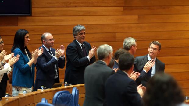 El candidato popular recibe los aplausos de su grupo parlamentario tras su discurso