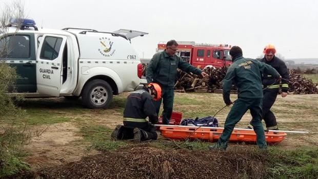 Momento en el que el cuerpo fue trasladado, tras ser rescatado por submarinistas de la Guardia Civil