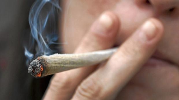 El acusado tuvo que ser sacado a la fuerza del local en el que estaba fumándose un porro