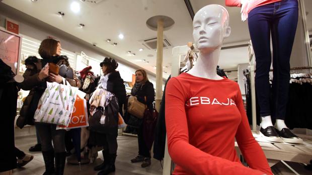 La contratación durante las rebajas de invierno en Castilla y León crecerá dos puntos menos que la media nacional