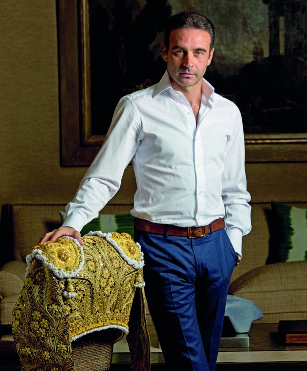 Enrique Ponce posa en su casa madrileña junto a un precioso vestido de torear