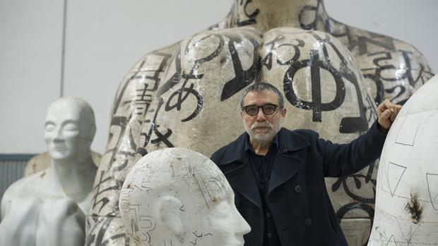 Jaume Plensa, en su estudio junto a algunas de sus obras