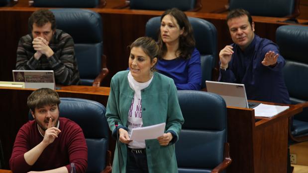 La portavoz del grupo parlamentario de Podemos, Lorena Ruiz-Huerta, junto a otros diputados de su grupo