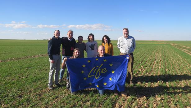 Representantes de la Fundación Global Nature y Antonio Zaragoza, agricultor