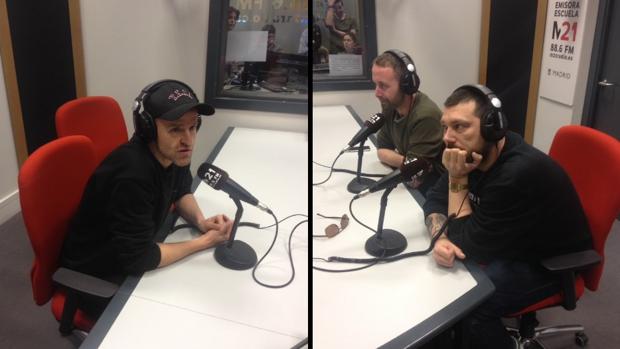 Los miembros de Riot Propaganda, ayer en los estudios de la radio municipal de Madrid