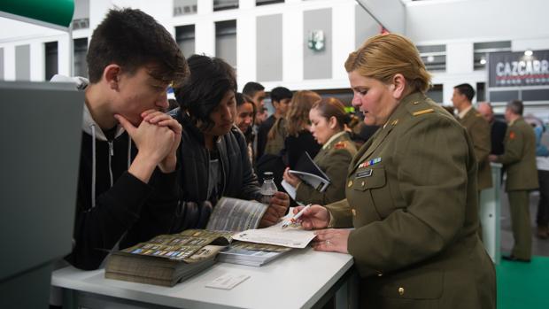 Jóvenes, en el estand informativo del Ejército en el Salón de la Enseñanza