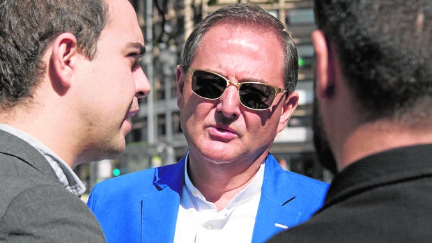 Trinitario Casanova (con gafas) conversa con el edil de Urbanismo, José Manuel Calvo
