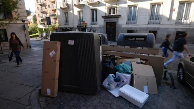 Basura desbordando unos contenedores, ayer, en el centro de la capital
