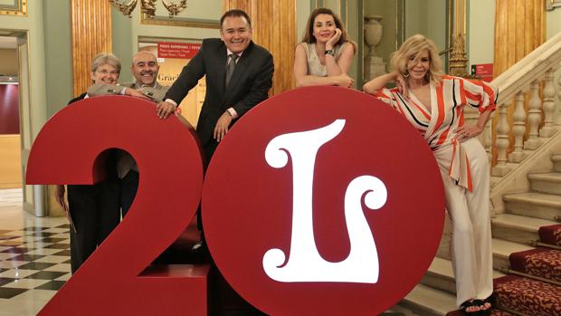 Foto de familia del reparto de «La fille du régiment» en el vestíbulo del Liceu