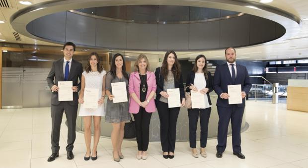 La consejera de Economía y Hacienda, Engracia Hidalgo -de rosa, en el centro-, junto a los seis nuevos inspectores de Hacienda incorporados a la Comunidad de Madrid