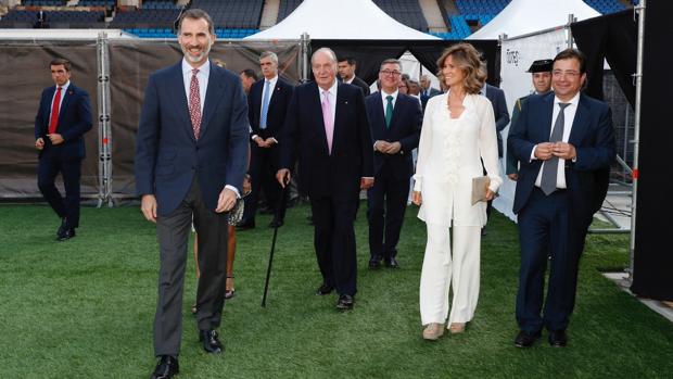El Rey junto a Don Juan Carlos, Cristina Garmendia y Guillermo Fernández Vara, este lunes en el Vicente Calderón