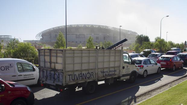 La avenida de Arcentales colapsada a la altura del nuevo estadio, ayer por la mañana