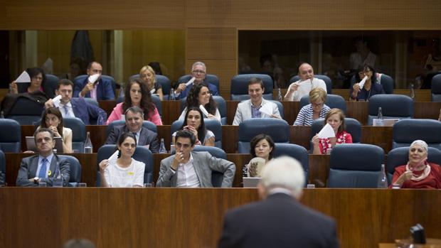 Diputados socialistas con abanicos, ante el consejero Sánchez Martos