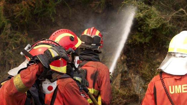 Efectivos de la UME en el enfriamiento de un incendio