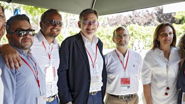Puig junto a miembros de su delegación antes de asistir a la proclamación de Pedro Sánchez en el congreso, este domingo