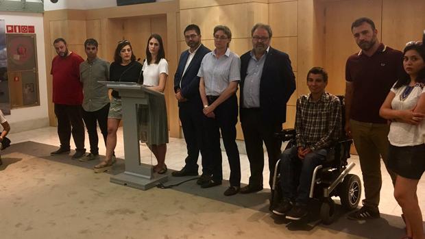 El equipo de Gobierno, hoy, respaldando a los ediles imputados