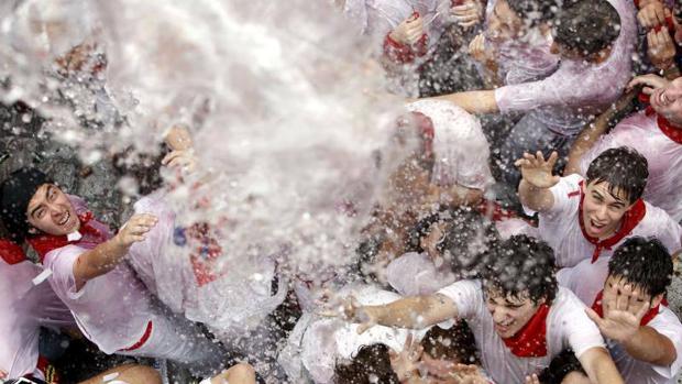 Miles de personas celebran las fiestas de los Sanfermines