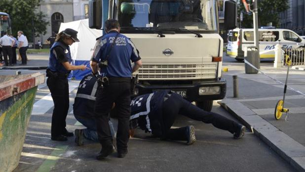La Policía Municipal mira en los bajos del camión