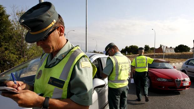 Agentes durante un control