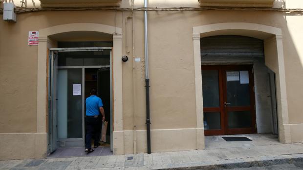 Un hombre entra en una mezquita donde el imán Abdelbaki Es Satty predicó en Ripoll, al norte de Barcelona