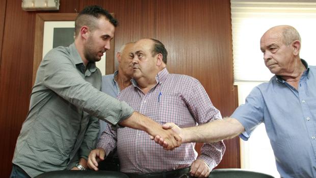 El exedil del PSOE y nuevo alcalde (izq) estrecha la mano a miembros del grupo muncipal del PPdeG