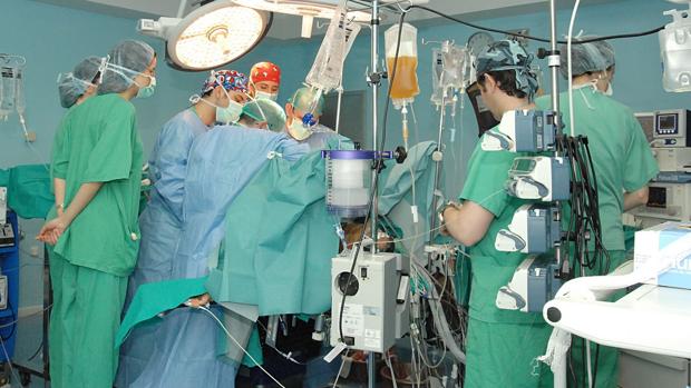 Personal sanitario en un quirófano, durante una intervención