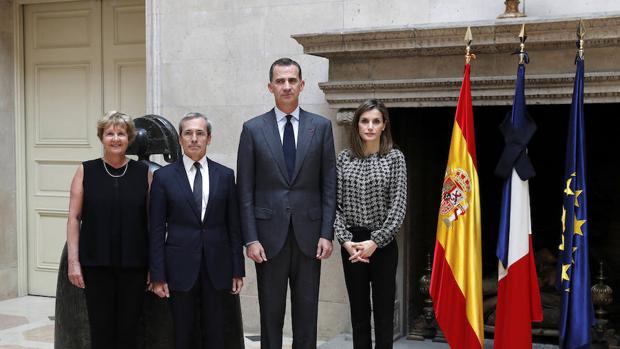 El embajador francés en España, Saint-Geours junto a S.M. los Reyes de España