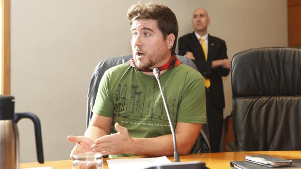 Nacho Escartín, nuevo líder aragonés de Podemos, durante una comisión parlamentaria