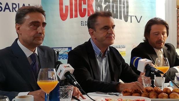 José Manuel Franco (centro), en el desayuno de The Experience Club junto a Juan Ignacio Ocaña (izq.) y Ricardo Martín (dcha.)