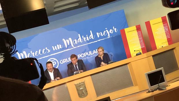 El portavoz del PP José Luis Martínez-Almeida junto a los ediles Íñigo Henríquez de Luna e Inma Sanz