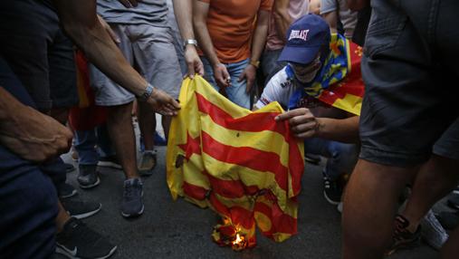Unos ultras queman una estelada