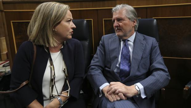 Ana Oramas, de Coalición Canaria, e Íñigo Méndez de Vigo, el ministro de Educación, en el Congreso de los Diputados